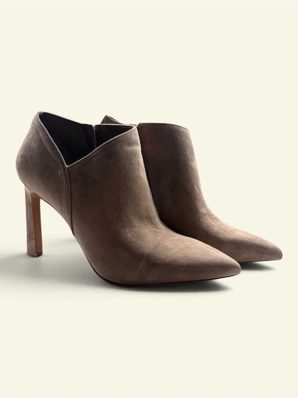 Vince Camuto Selsta Suede Ankle Booties Taupe V-Cut Pointed Toe Heel Size 9 Boho - Picture 1 of 7